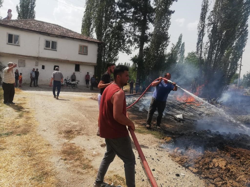 Sandıklı'da iki köyde çıkan arazi yangınlarında 10 dekar alan zarar gördü