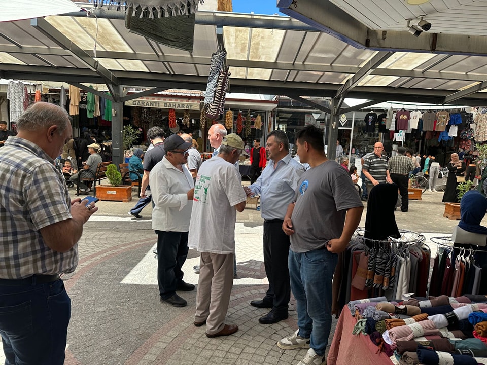 Belediye Başkanı Serkan Koyuncu Uzun Çarşı'yı ziyaret ederek vatandaşlarla buluştu.