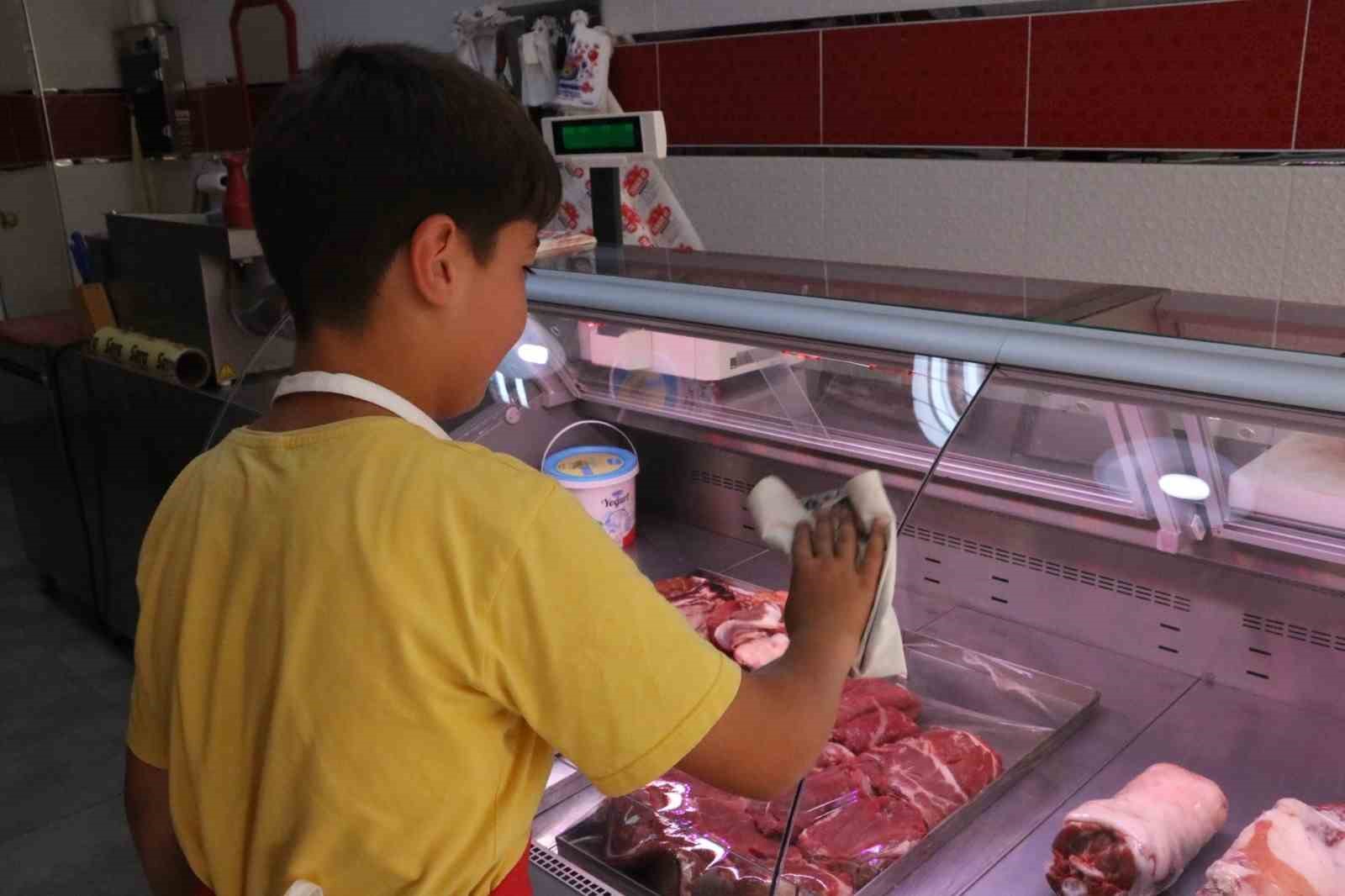 Sandıklı'da esnafın yüzünü güldüren 'çırak' projesi