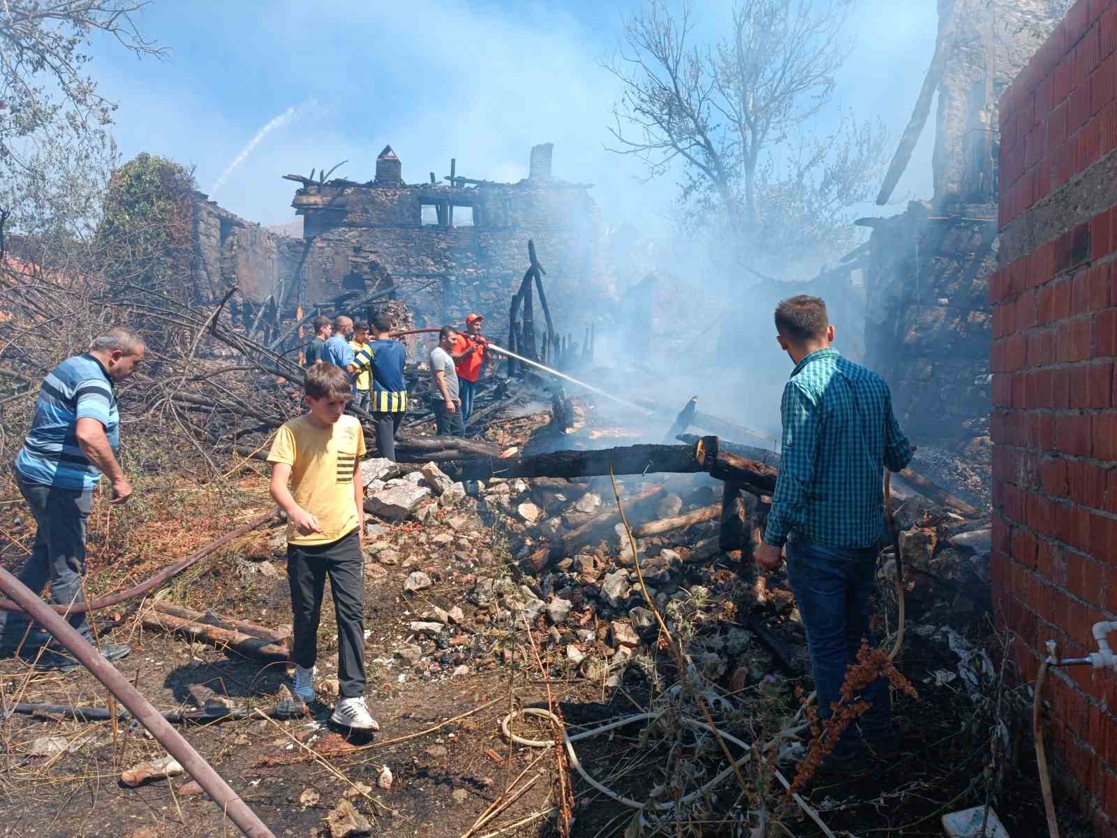 Tavşanlı'da 3 ev yangında kullanılamaz hale geldi