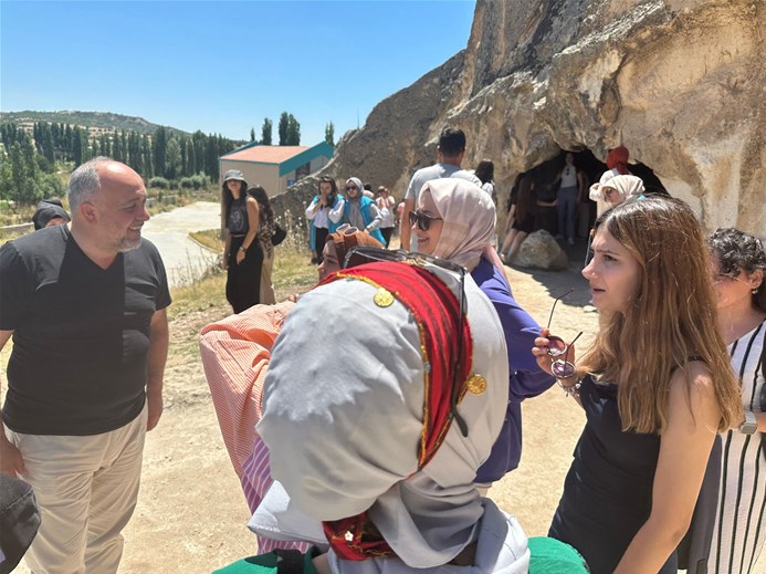 Afyonkarahisar Gençlik Kampı'nda Bulunan Gençler Ayazini'de Yemek Programında Bir Araya Geldi.