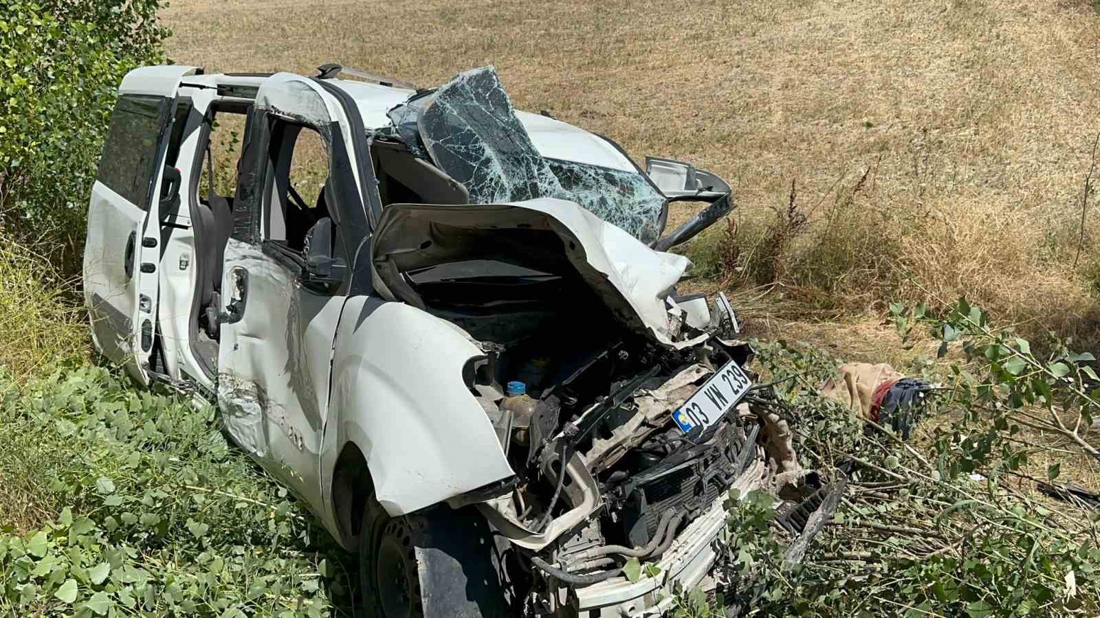 Afyonkarahisar'da düğünden dönen araç şarampole girdi, 3 kişi yaralandı.