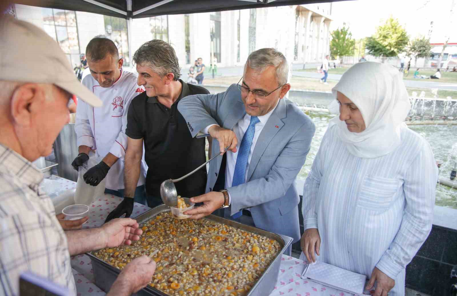 Kütahya Belediyesi halka aşure dağıttı.