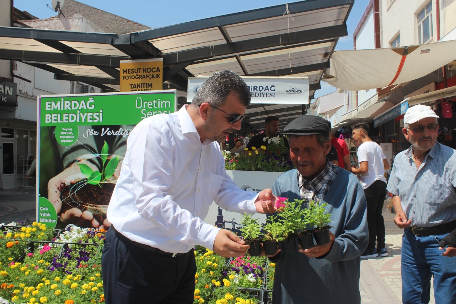 Emirdağ Belediyesi, Üretim Serasında Yetiştirdiği Çiçekleri Vatandaşlarla Buluşturdu