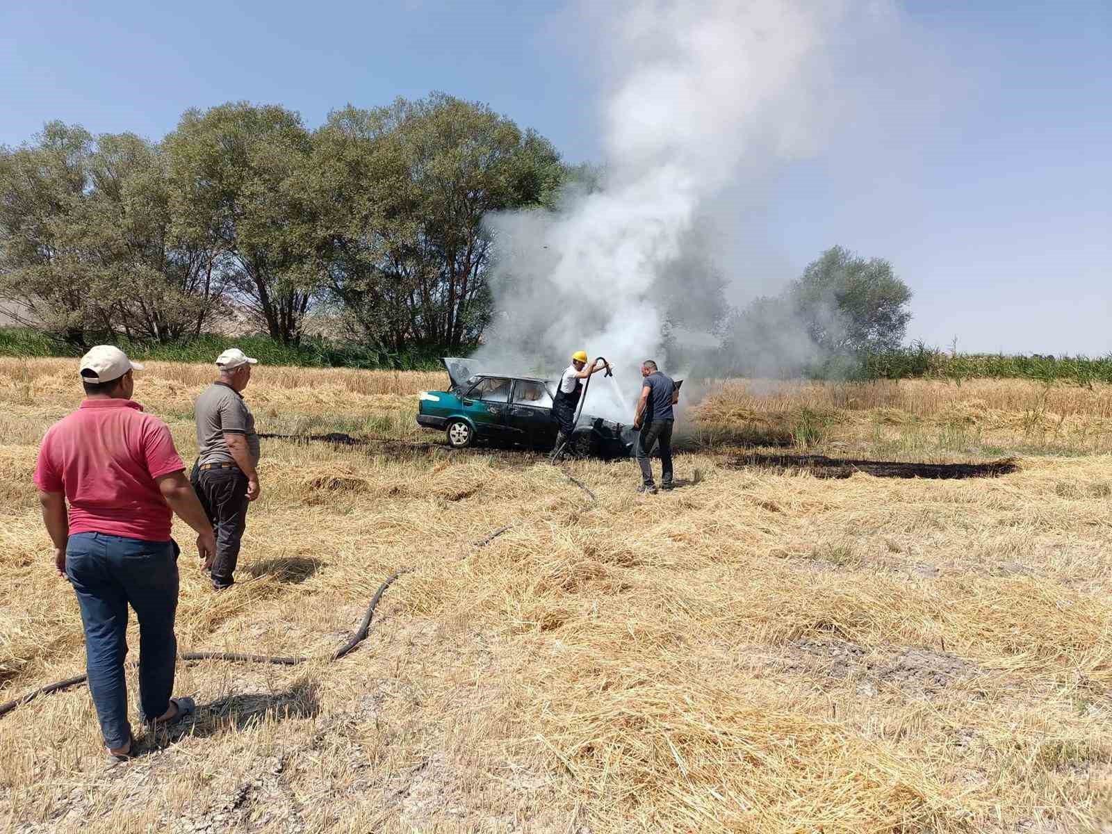 Altıntaş'ta araç yangını korkuttu