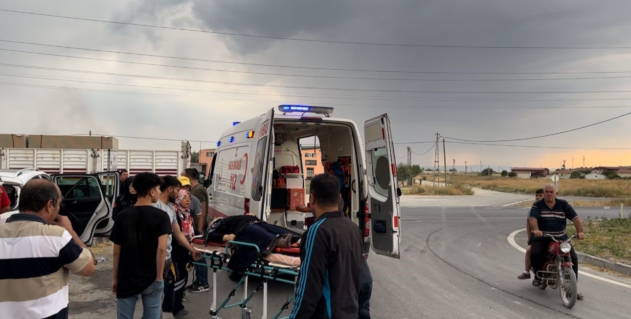 Afyonkarahisar'da kavşakta tır ile çarpışan otomobil, 4 yaralı.