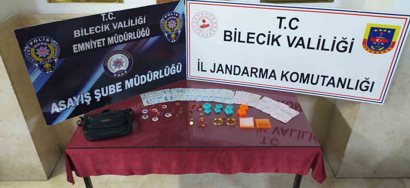 Bilecik'te 'Polis' kılığında vurgun suçundan yakalanan şüpheli adliyeye sevk edildi.