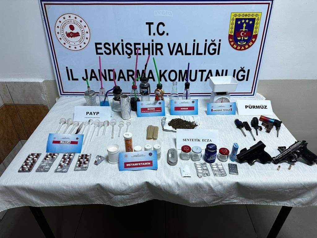 Eskişehir'de Uyuşturucu Operasyonu: 2 Silah ve Farklı Miktarlarda Uyuşturucu Ele Geçirildi