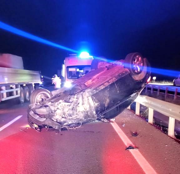 Kütahya'da minibüs ile otomobil çarpıştı, 2 yaralı