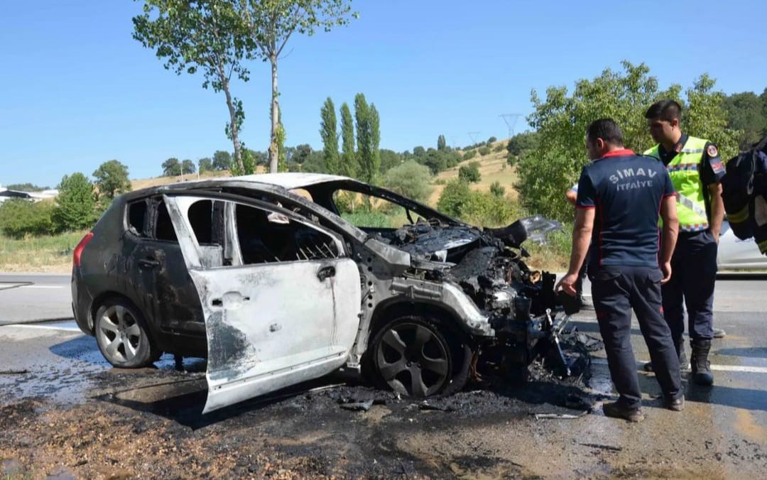 Simav'da seyir halindeki araç alev topuna döndü.