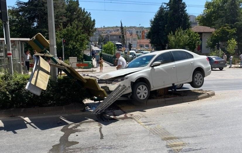 Eskişehir'de Çocuğa Çarpmamak İçin Manevra Yapan Otomobil Trafik Levhasına Çarptı