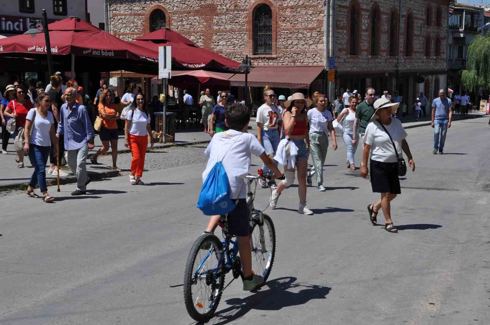 Uyarılara Rağmen Turistler Sıcakta Geziyor