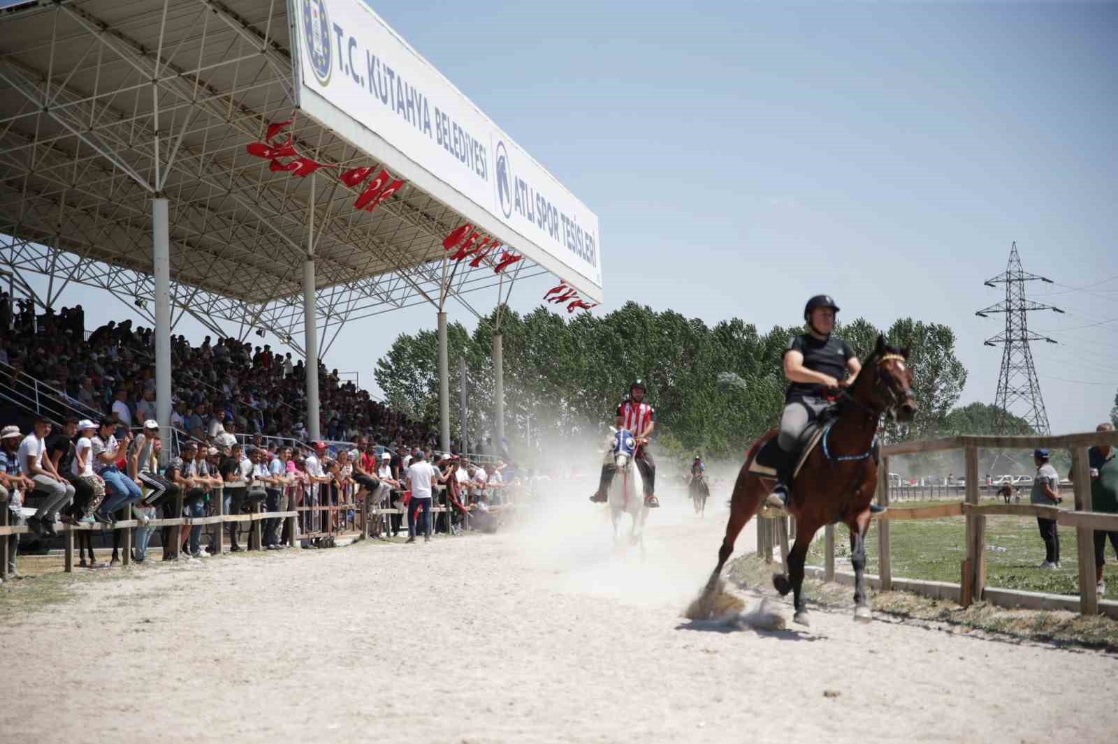 Kütahya Belediyesi, Rahvan At Yarışları düzenledi.