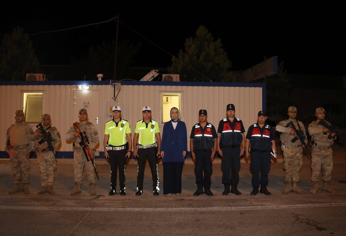 Vali Doç. Dr. Kübra Güran Yiğitbaşı, trafik denetimlerine katıldı.