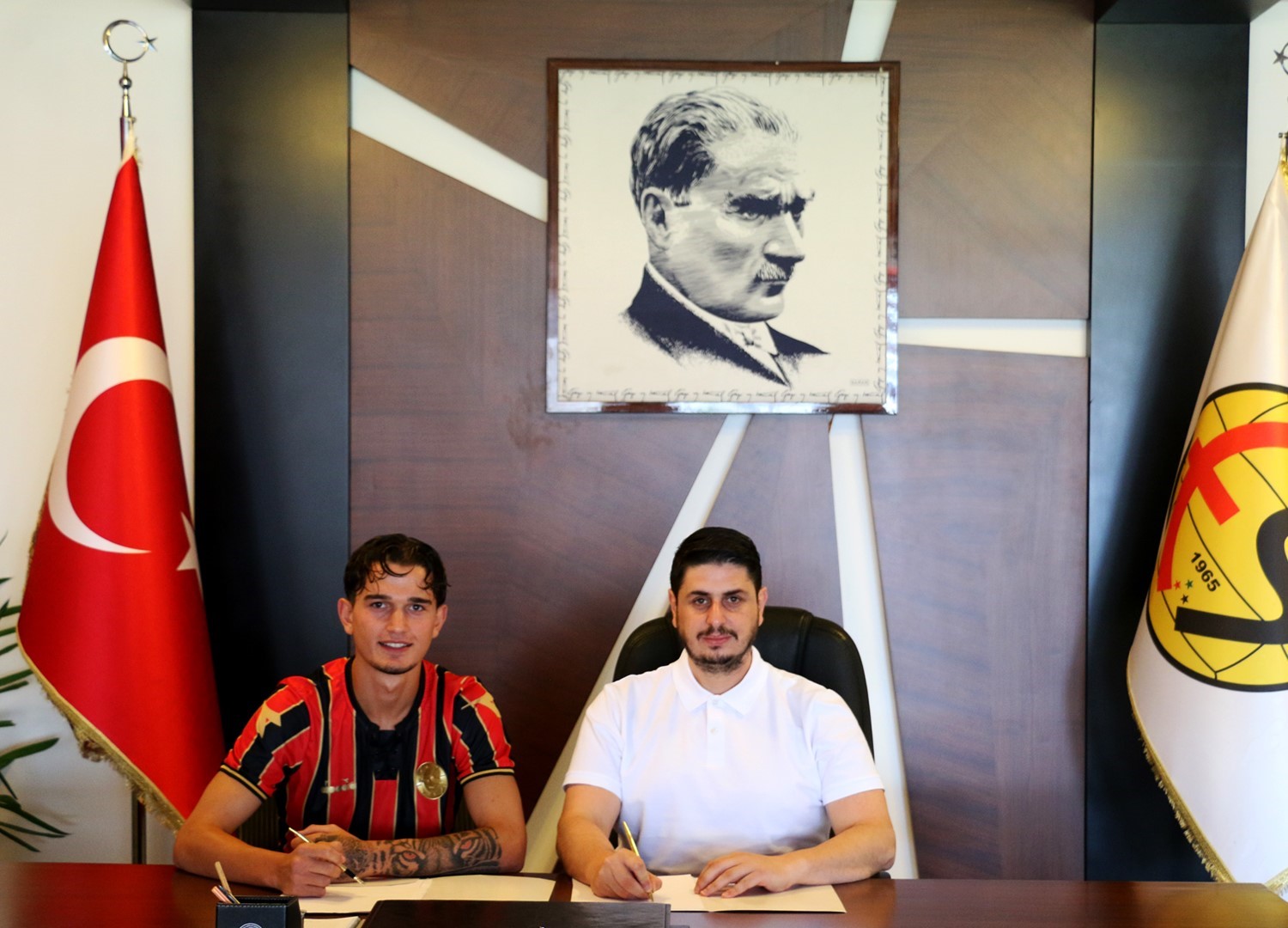 Eskişehirspor, genç yeteneğe imza attı. (8 kelime)