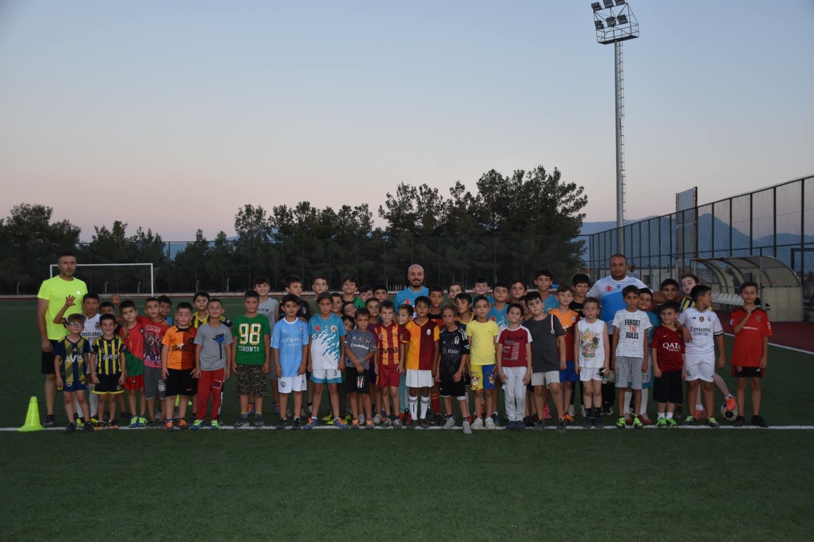 Belediye Başkanı İsmail Taylan, futbol kursunu ziyaret etti.