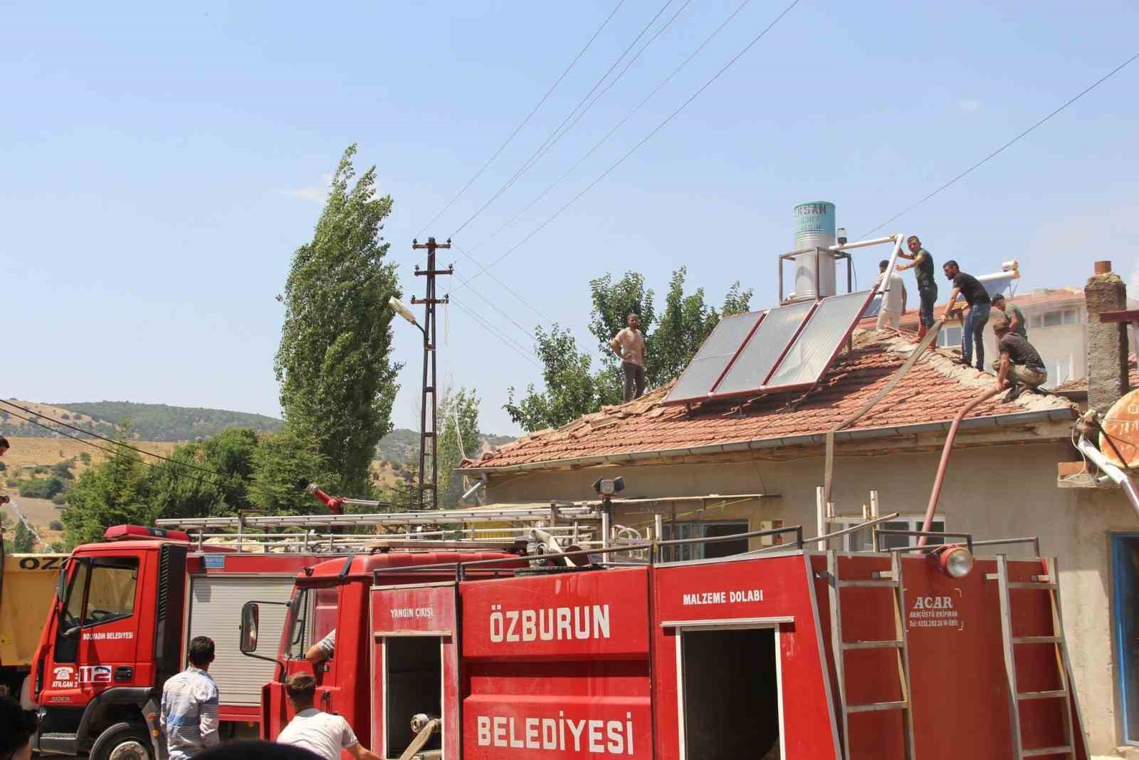 Tandır Yangınında 2 Ev ve Yüzlerce Saman Balyası Zarar Gördü