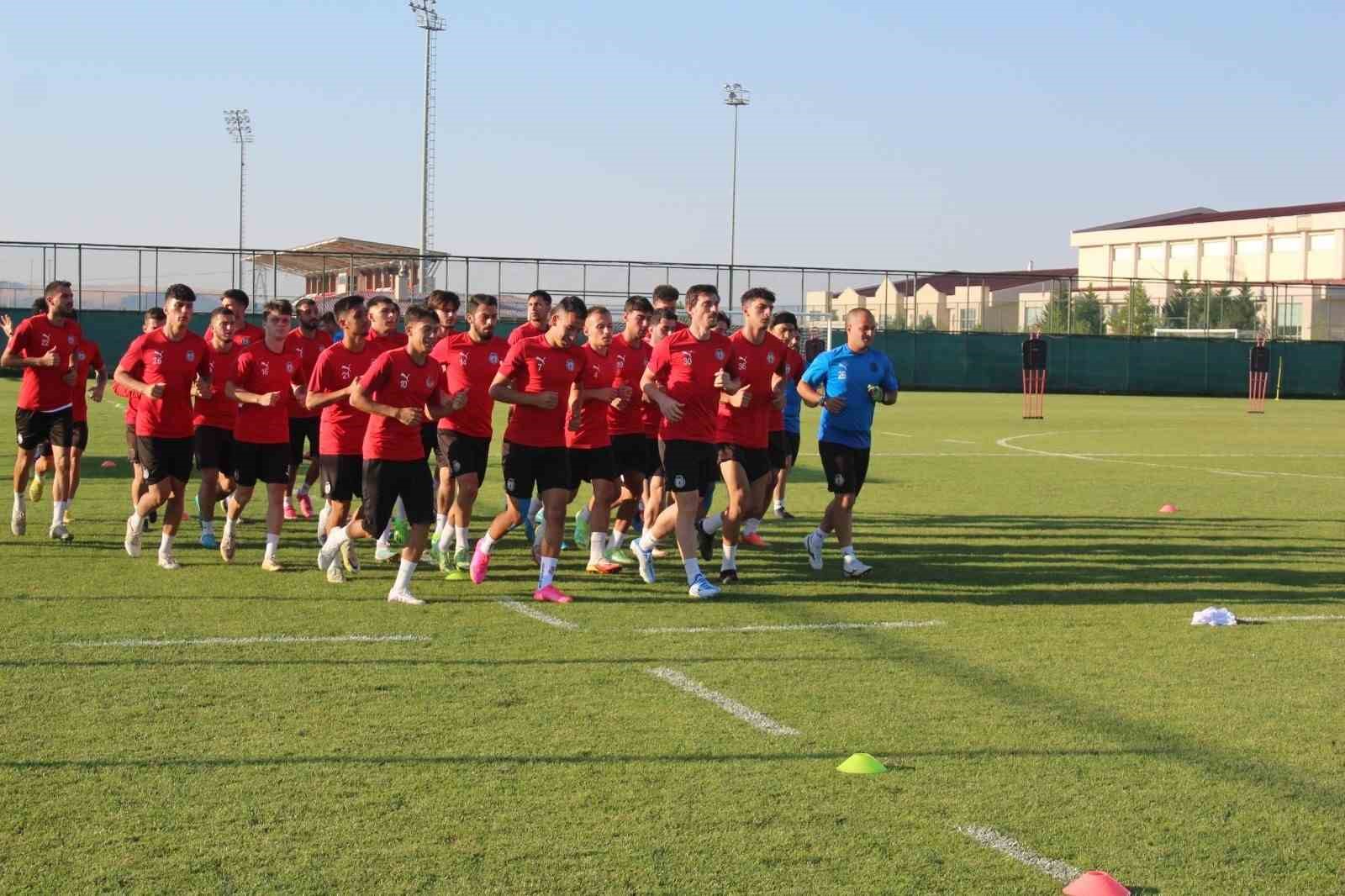 Afyonspor, Belediye Kütahyaspor'la hazırlık maçında.