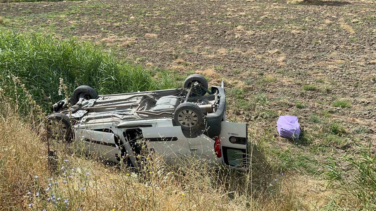 Afyonkarahisar'da hafif ticari araç şarampole devrildi: 1 ölü, 1 yaralı.