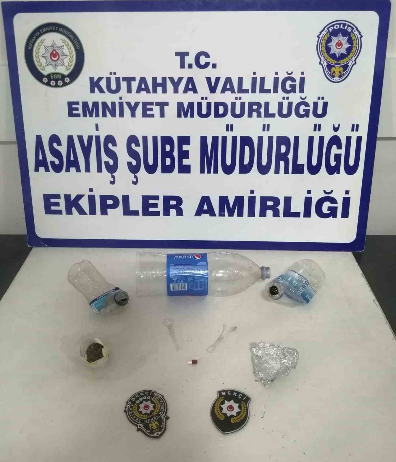 Kütahya'da Çarşı Mahalle Bekçileri tarafından uyuşturucu bulunan şahıs yakalandı.