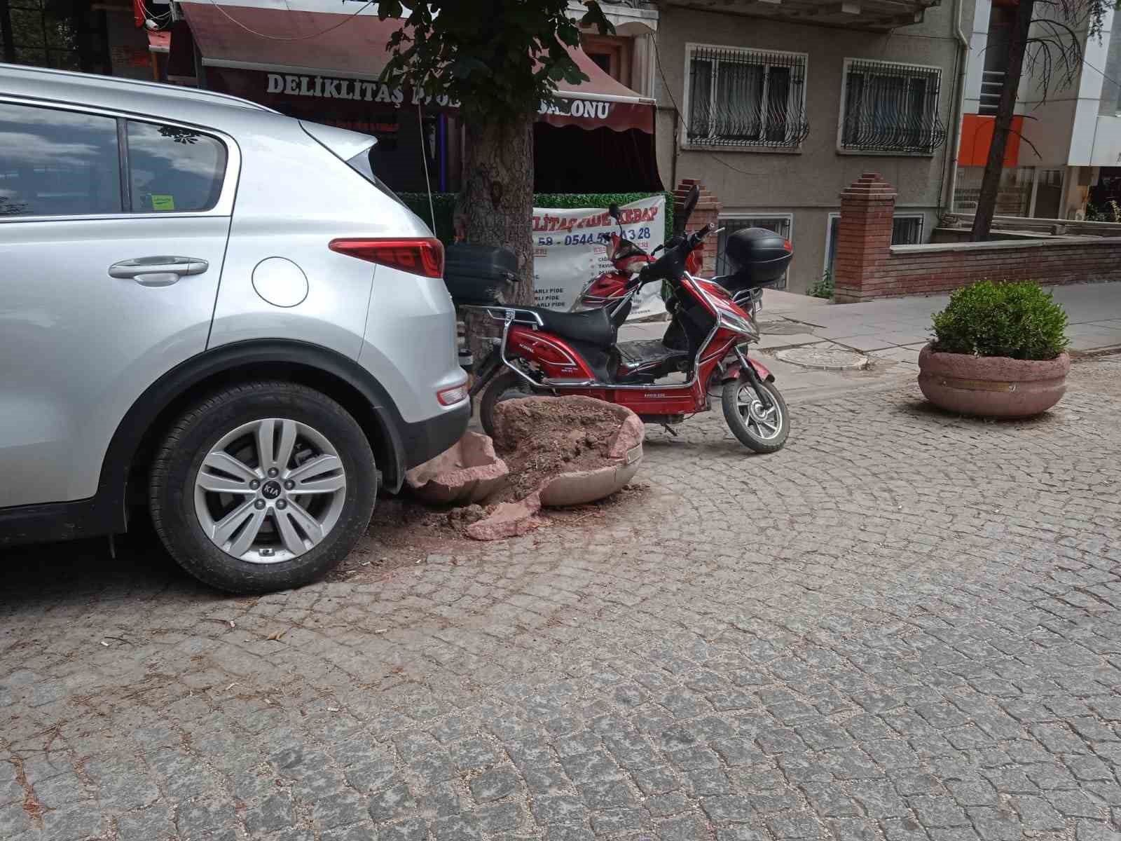 Eskişehir'de hızlı araç sürücüsü, kırık beton saksıya çarptı.