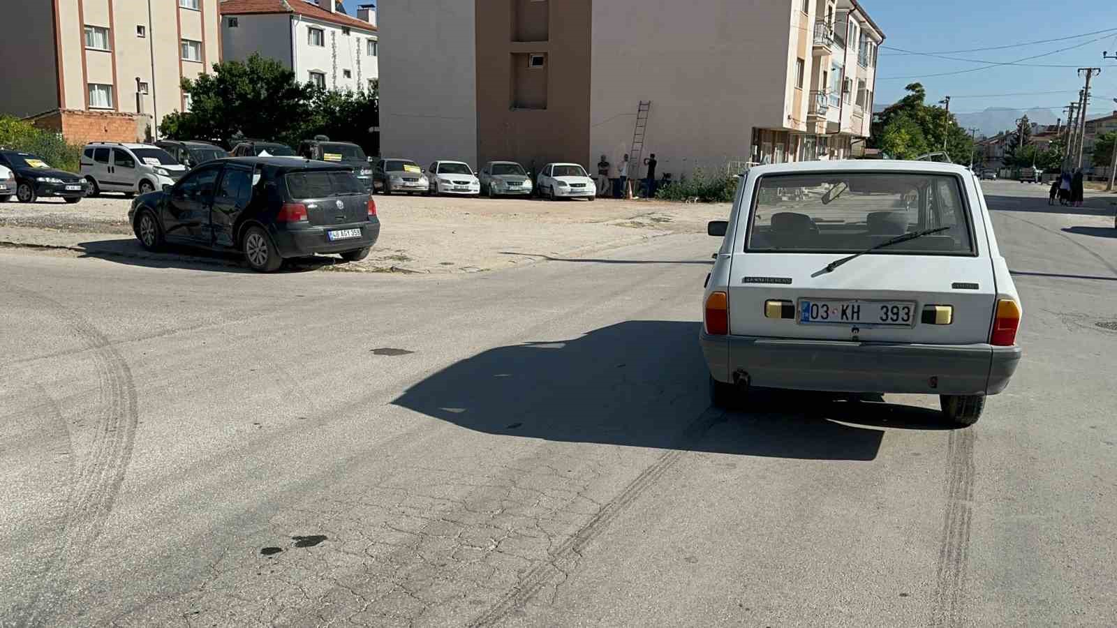 Afyonkarahisar'da trafik kazasında 3 kişi yaralandı.