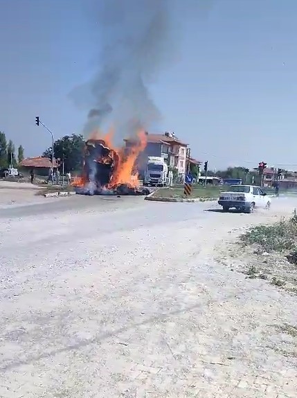 Afyonkarahisar'da Saman Yüklü Traktör Römorku Alev Aldı