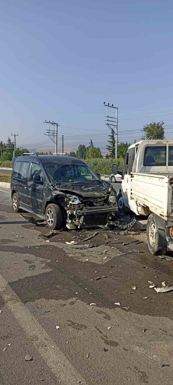 Afyonkarahisar'da kamyonet ile hafif ticari araç çarpıştı, 9 yaralı!