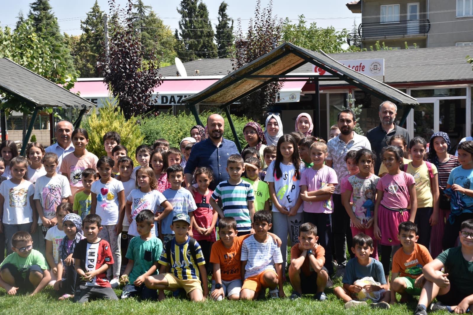 Belediye Başkanı, çocuklara dondurma ikram etti.