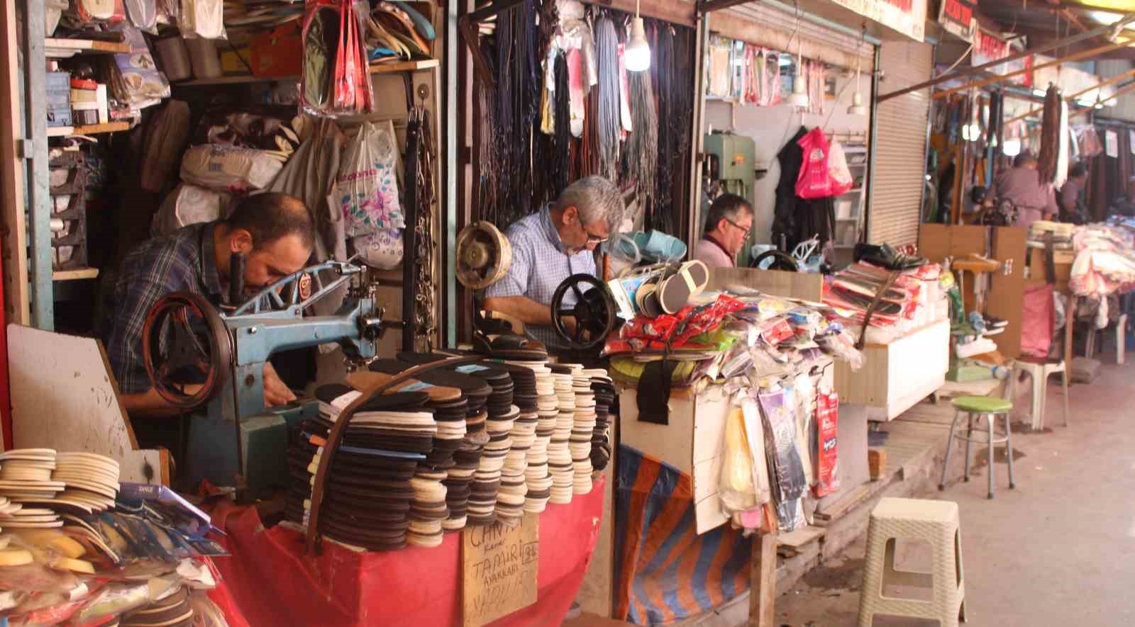 Eskişehir'de yazlık ayakkabı tamiratı talepleri artıyor.