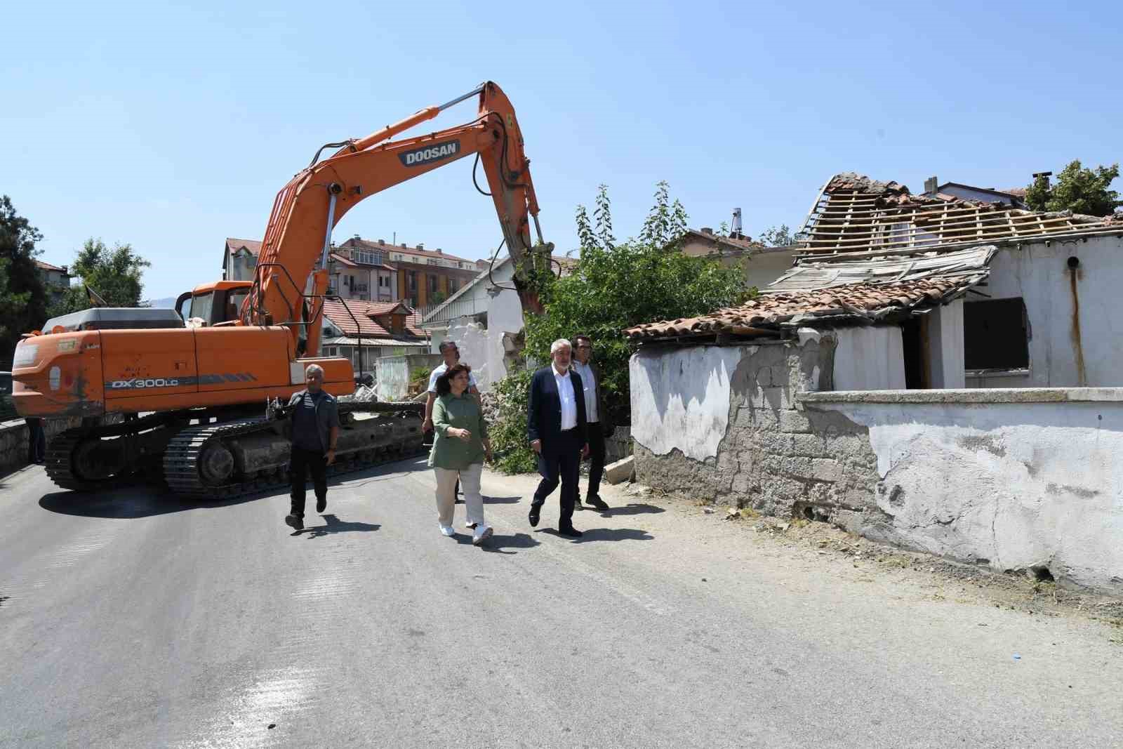 Isparta Belediyesi Metruk Evleri Yıkıyor!