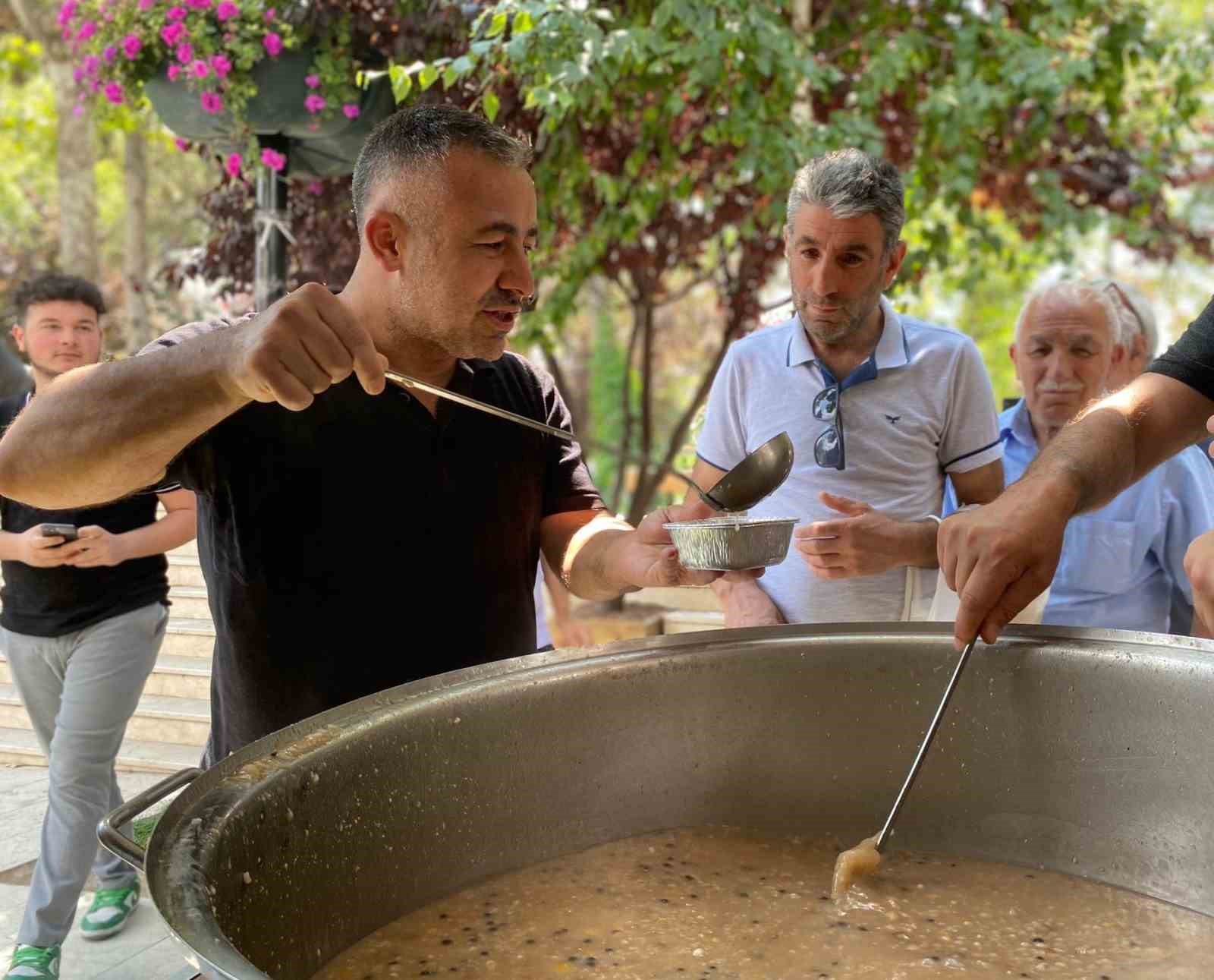 AK Parti Bilecik İl Gençlik Kolları, 2 Bin Kişiye Aşure Dağıttı