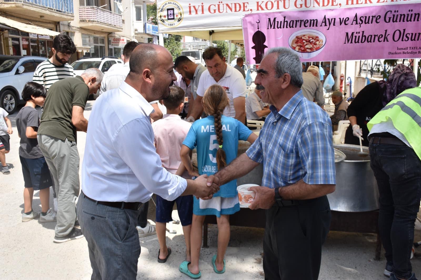 Belediye, camilerde aşure dağıttı.