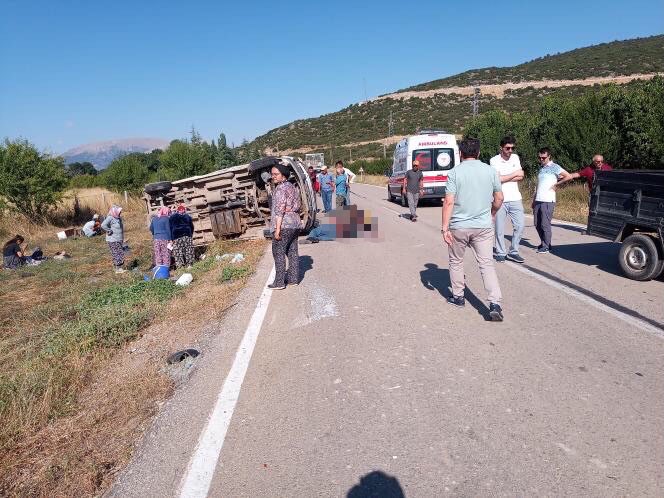 Senirkent'te Minibüs ve Pat Pat Çarpıştı, 1 Ölü ve 12 Yaralı