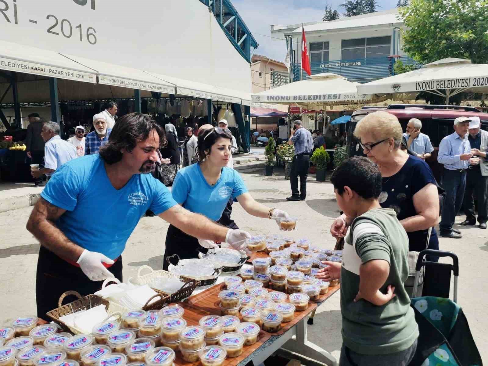 Eskişehir'de hayırsever iş adamı 3 bin kişiye aşure dağıttı.