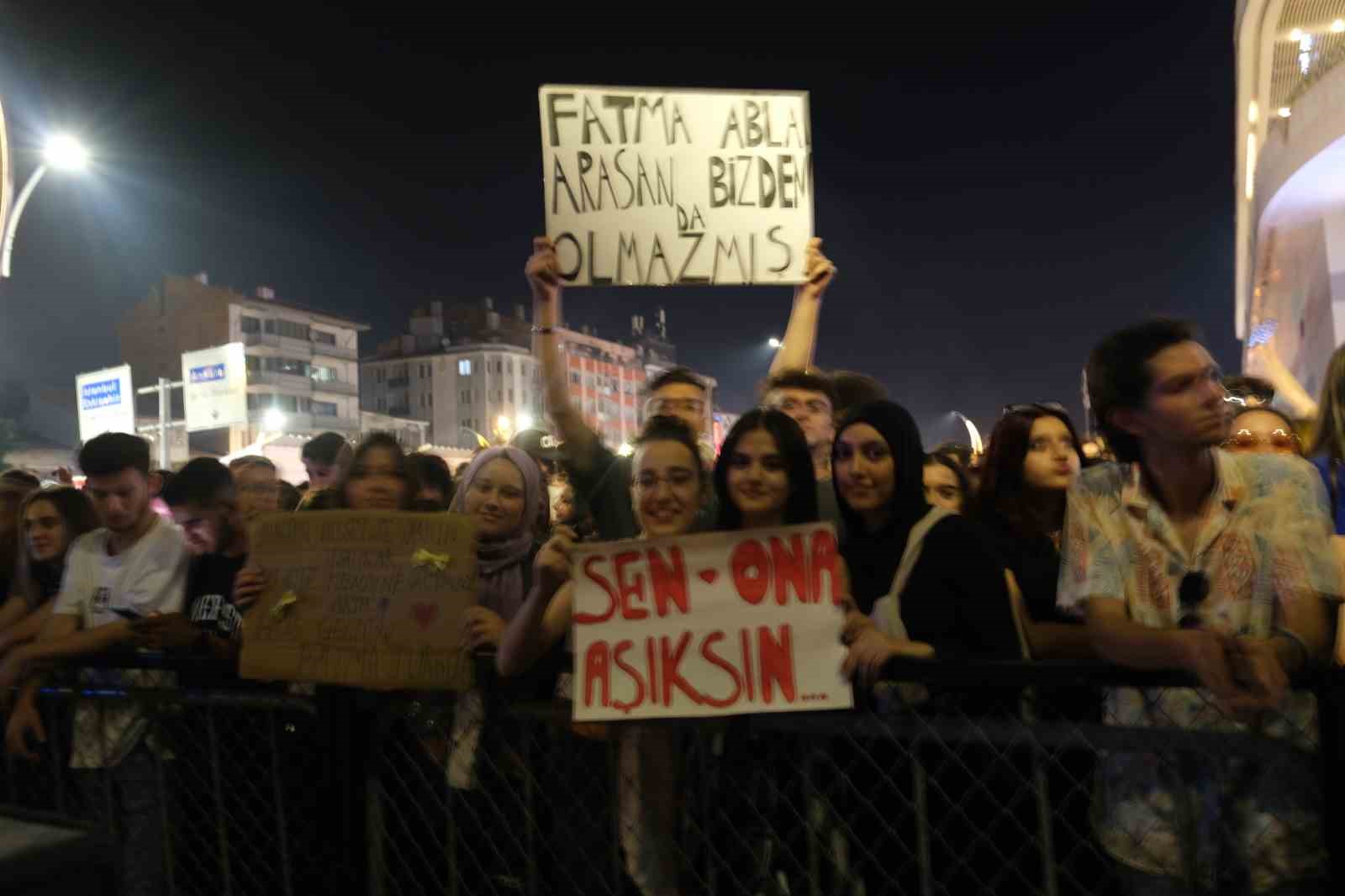 Park Afyon AVM'de Ünlü Şarkıcı Fatma Turgut Sahne Aldı.