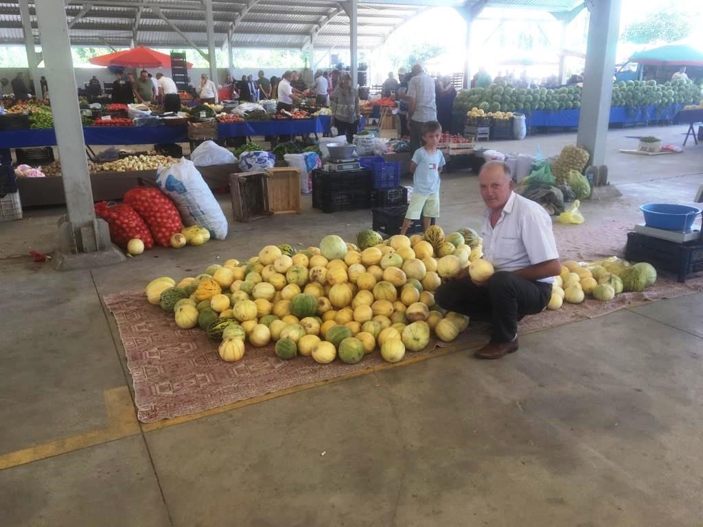 Kütayha'da Hisarcık ilçesinde yerli kavunlar kapışılıyor.