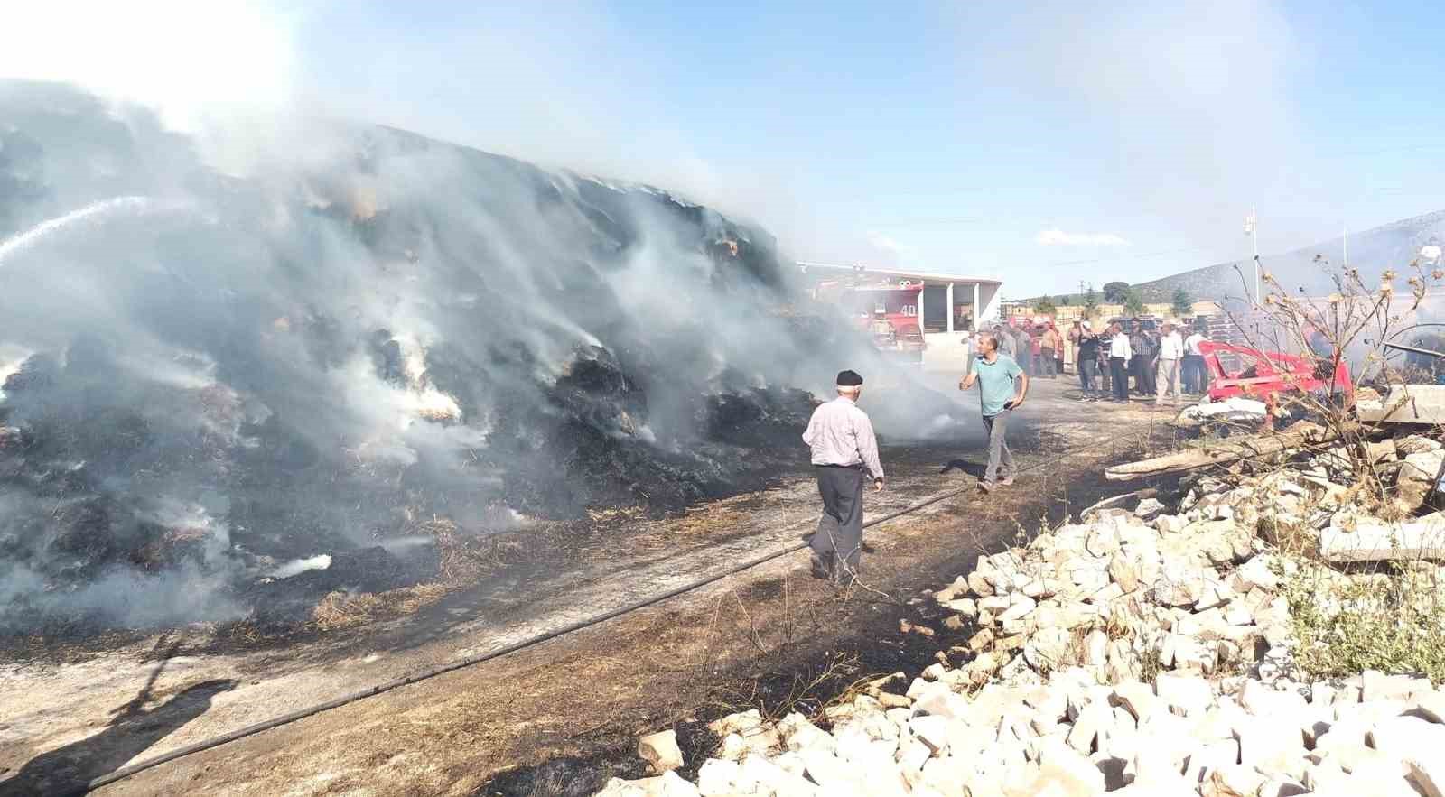 Kütahya'da Saman Tesisinde Yangın: 5 Bin Balya Kül Oldu.