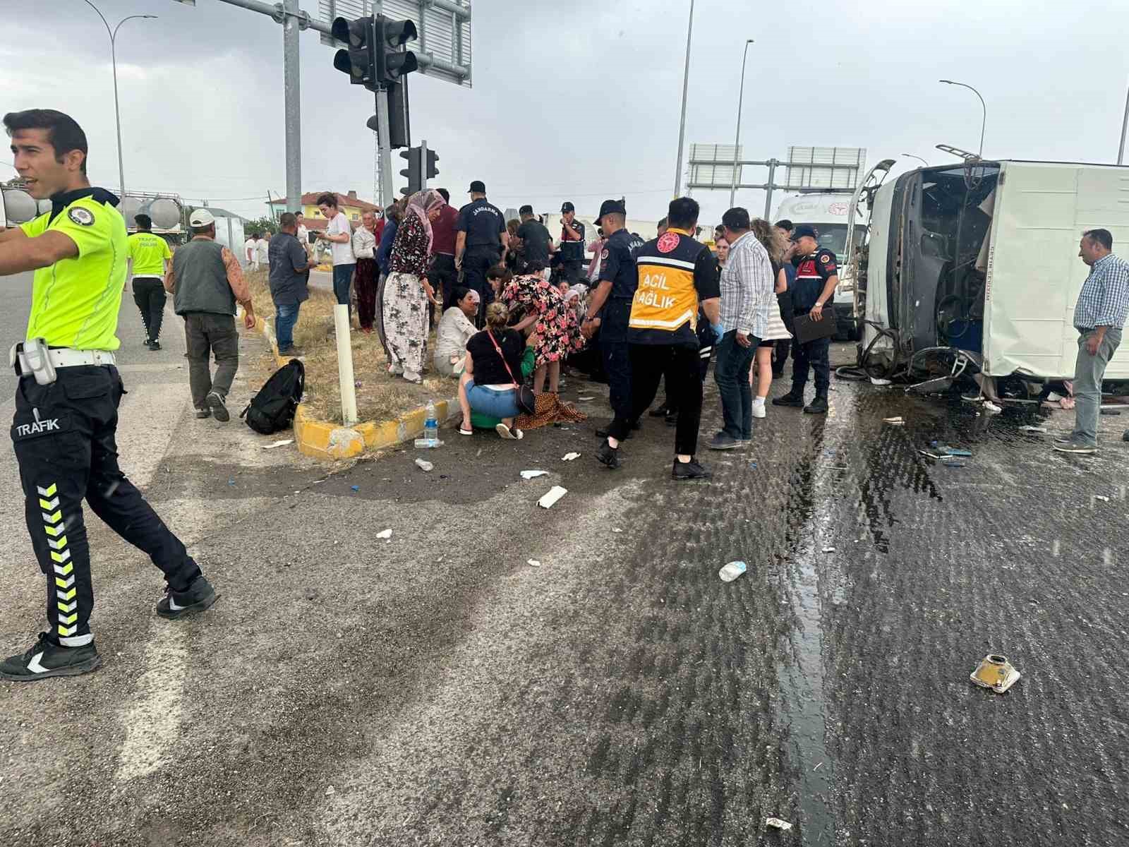 Afyonkarahisar'da midibüs ile kamyonet çarpıştı, 33 yaralı!