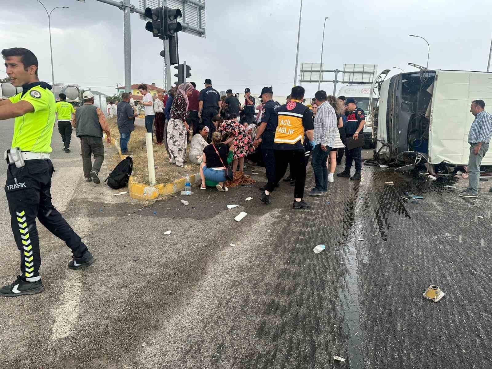 Afyonkarahisar'da trafik kazası: Kamyonet sürücüsü gözaltında