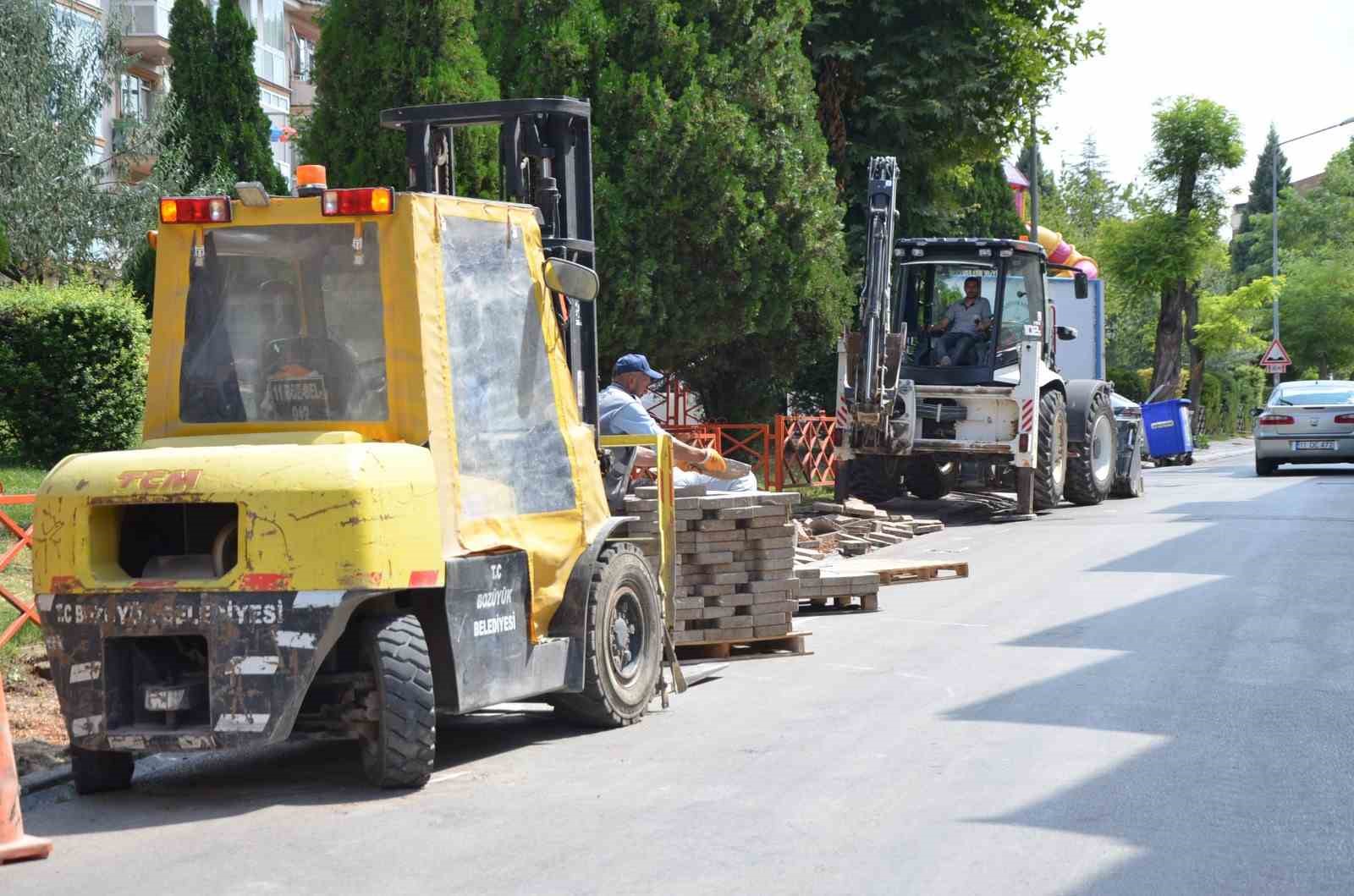 Bozüyük Belediyesi, Cami Caddesi'ndeki kaldırımları revize etti.