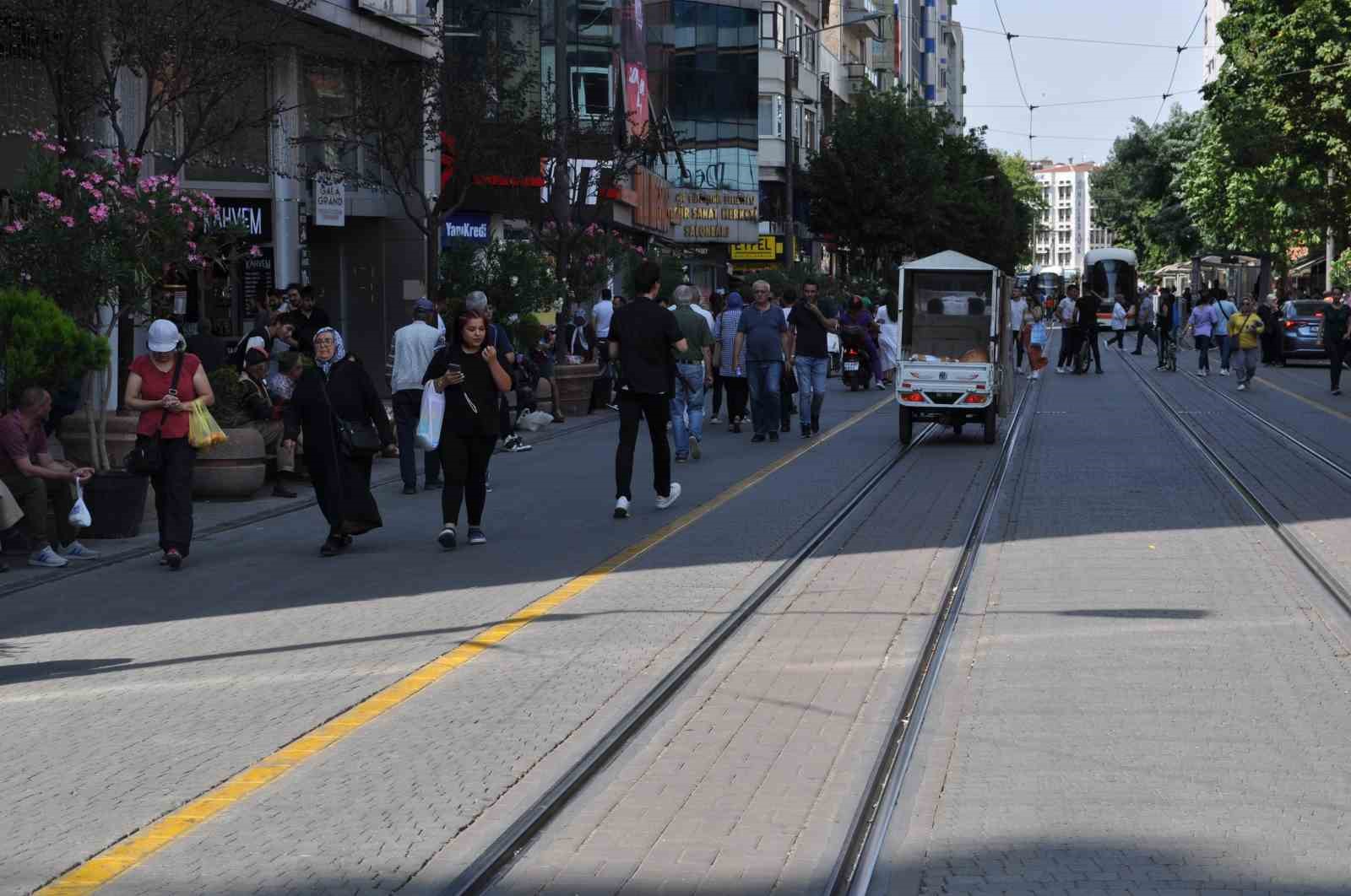 Eskişehir'de Sıcak Havada Yürümek İsteyenler Gölgelikleri Tercih Ediyor