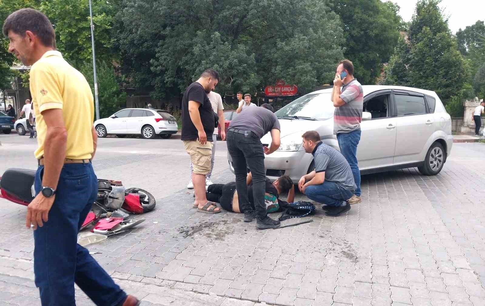 Kütahya'da Otomobil ile Motosiklet Çarpıştı, 1 Yaralı