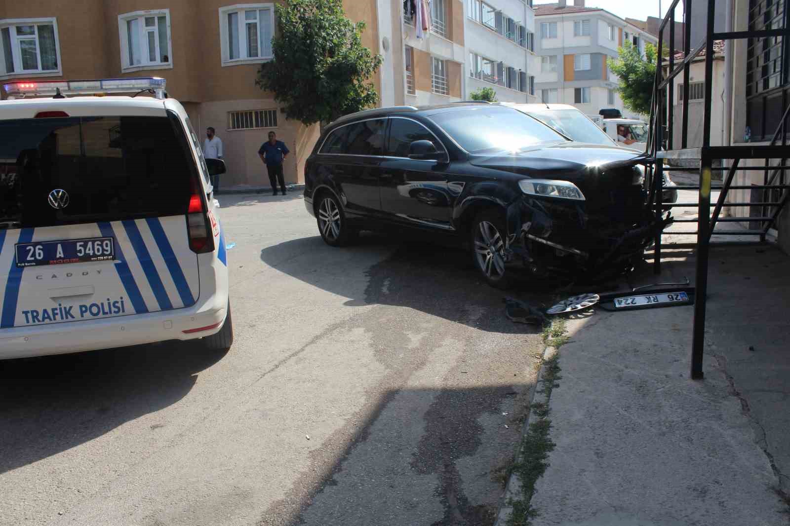 Eskişehir'de kafa kafaya çarpışan araçlarda maddi hasar oluştu