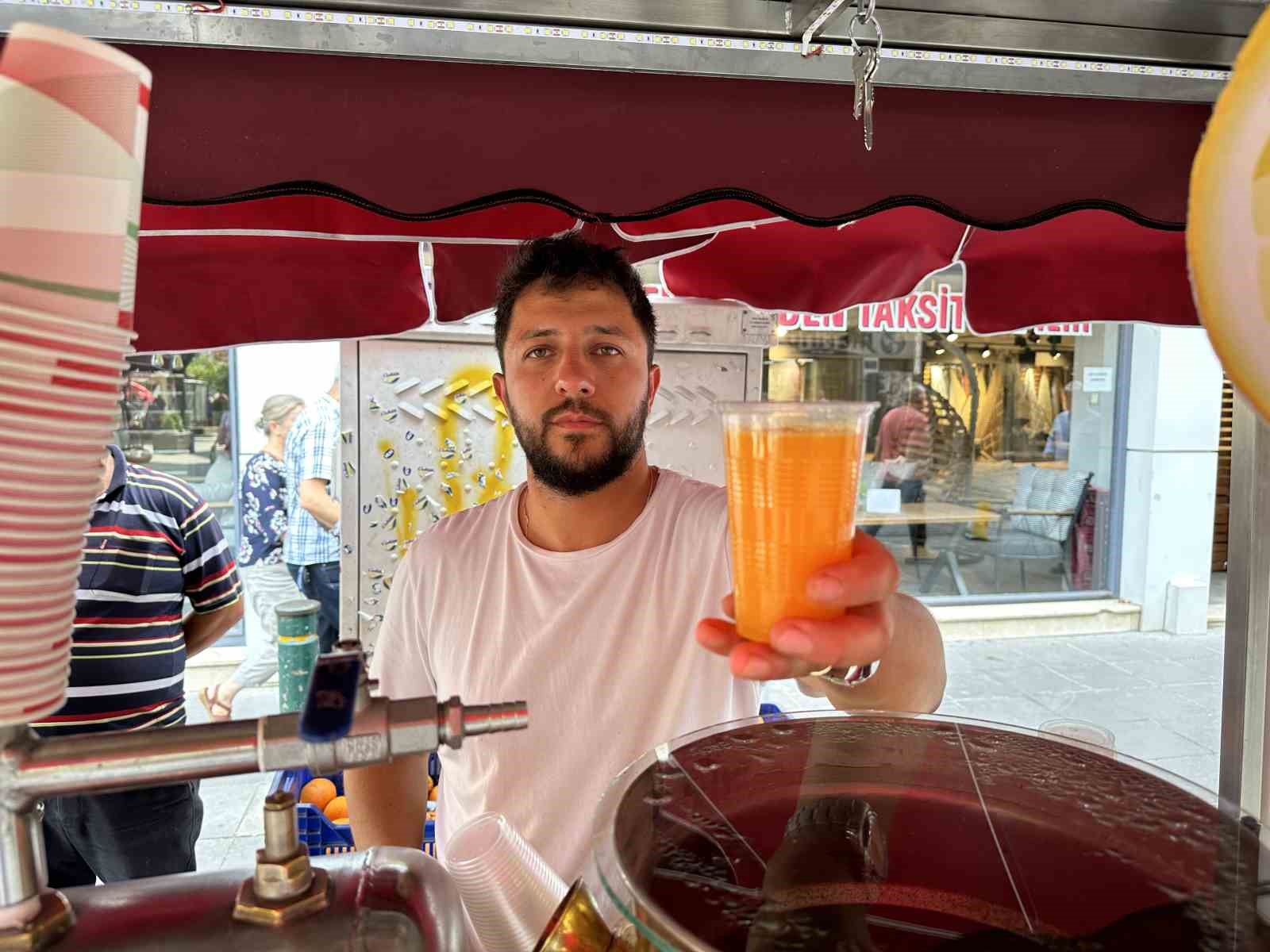 Eskişehir'de Vatandaşlar Sıcak Havada Sifon Limonata Tercih Ediyor