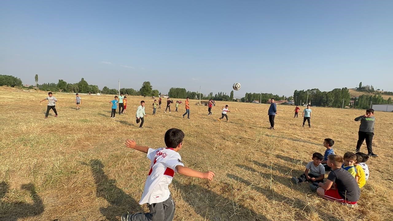 Mahmut köyündeki minikler halı saha istiyor