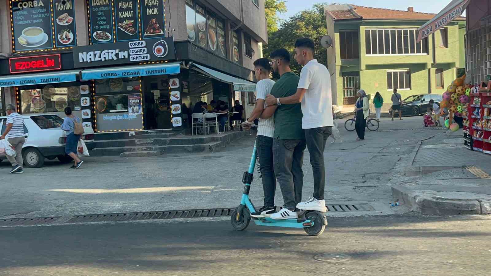 Eskişehir'de Gençler Tehlikeli Elektrikli Scooter Yolculuğu Yaptı