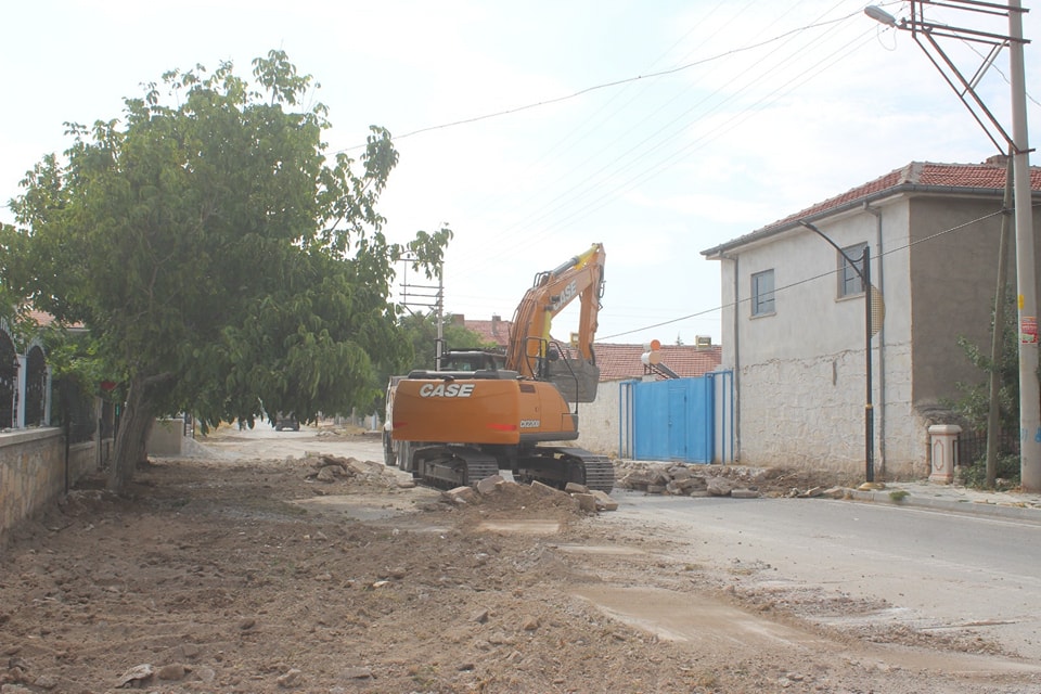 Emirdağ Belediyesi Mezar Caddesi'nde Kaldırım Sökümüne Başladı