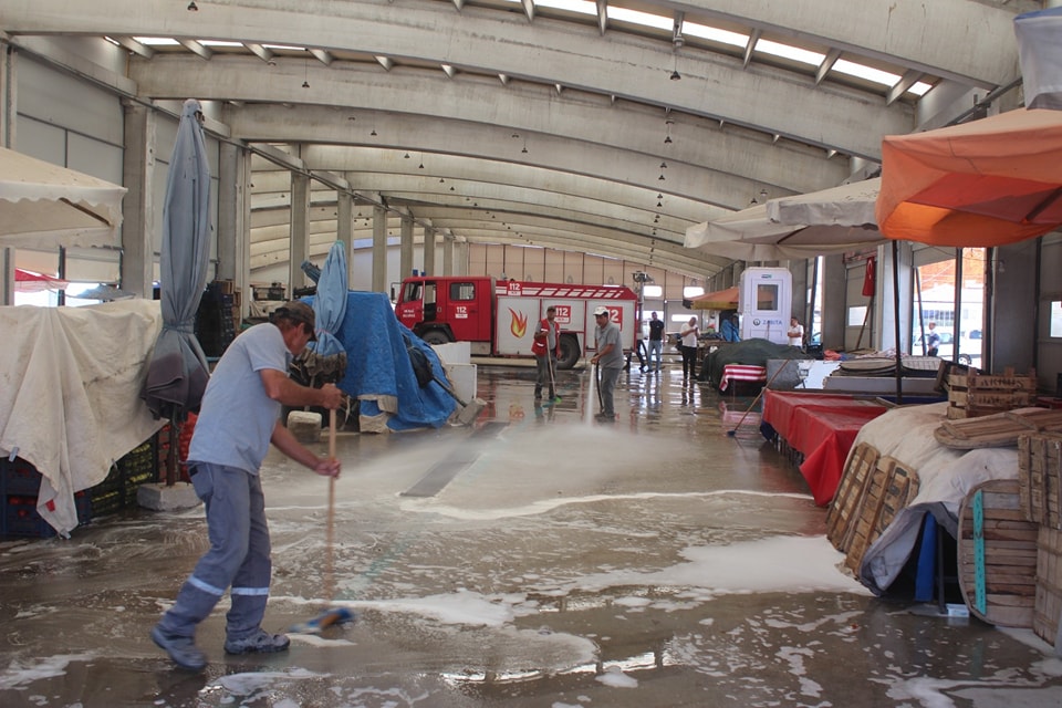 Emirdağ Belediyesi Kapalı Pazar Alanı Temizlik İşleri Müdürlüğü Tarafından Periyodik Olarak Temizleniyor.