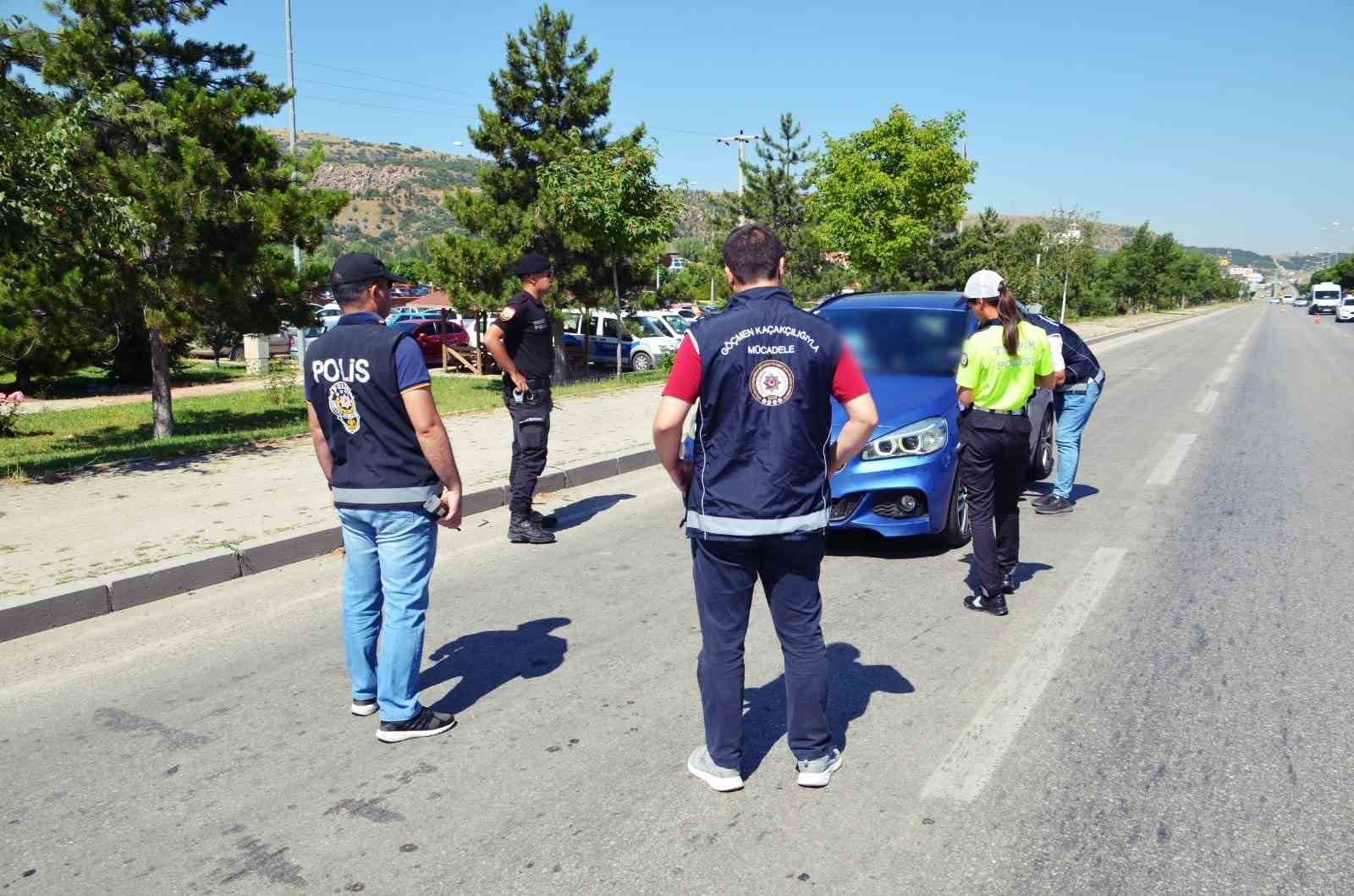 Afyonkarahisar'da 'Düzensiz Göç' Operasyonu: 4 Şahıs İşlem Gördü.